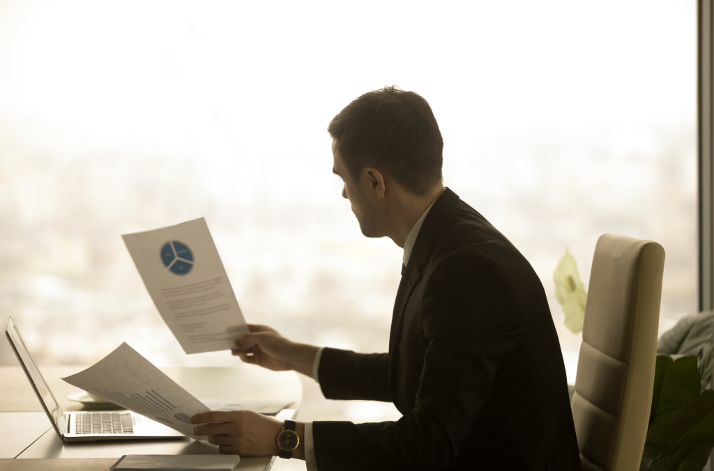 IR manager assessing listed company IR support needs using an earnings calendar