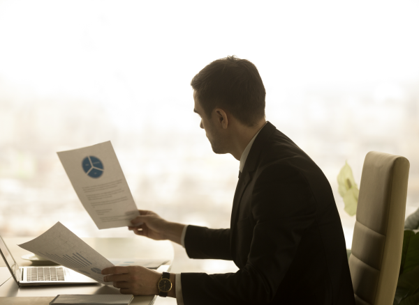 IR manager assessing listed company IR support needs using an earnings calendar