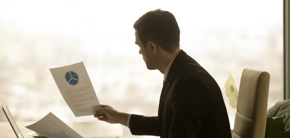 IR manager assessing listed company IR support needs using an earnings calendar